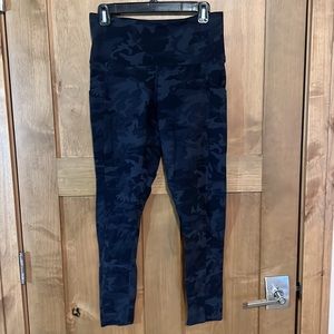 Tuff Athletics High Waisted Leggings w/ side pockets size M, black and gray camo